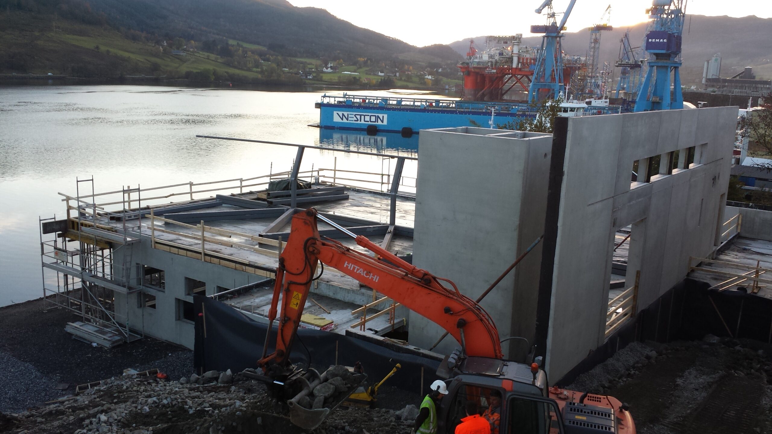Betongelement er på plass, stålkonstruksjonar på veg opp, gravemaskinar fyller inntil grunnmuren. Det har skjedd mykje med tilbygget dei siste vekene. Foto: Helge Johan Stautland