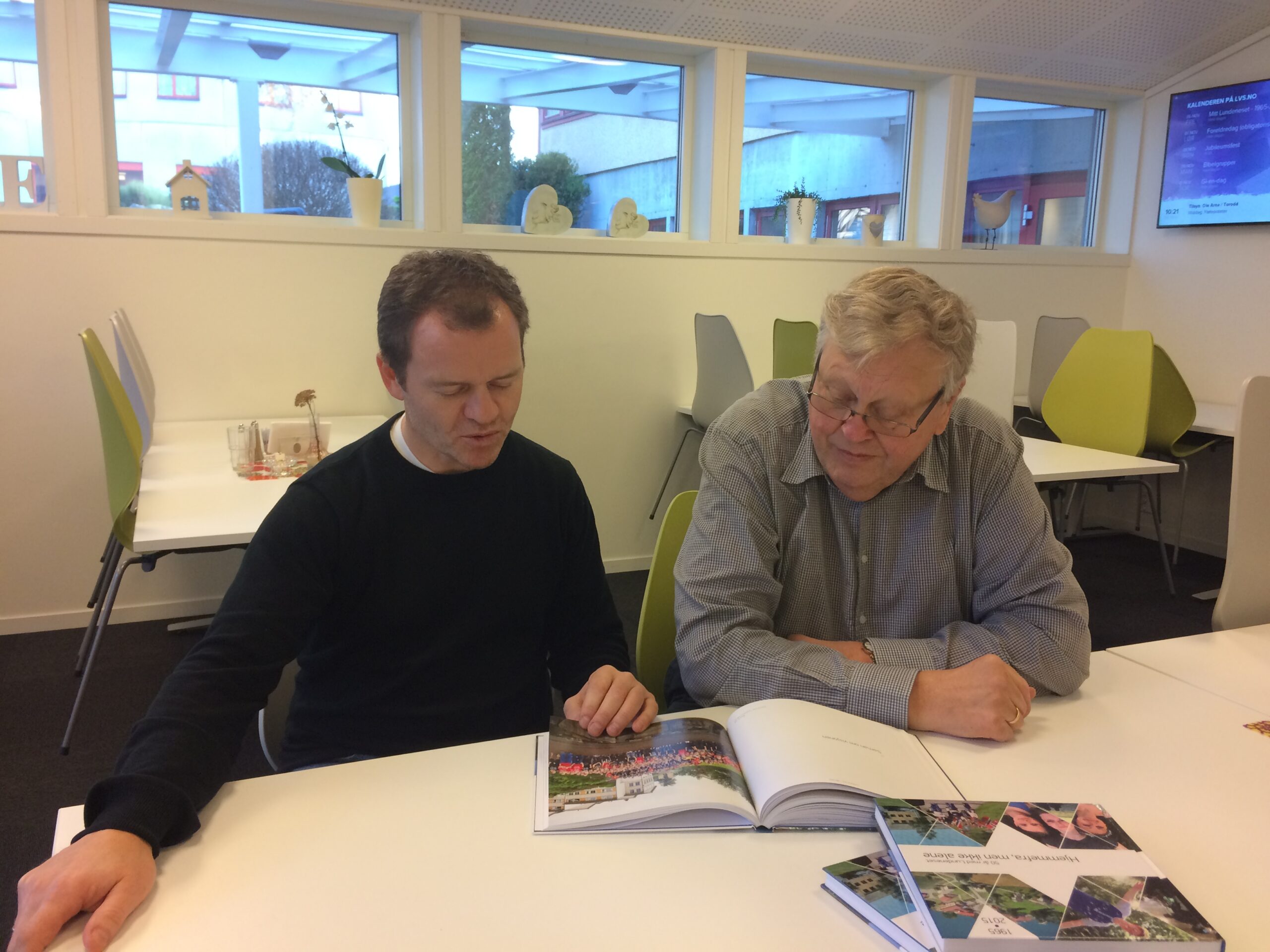 Håvard Brekkå (t.v.) og Arne Borgemyr har vore redaktørar for Lundeneset si jubileumsbok. Foto: Anne Karine Stautland