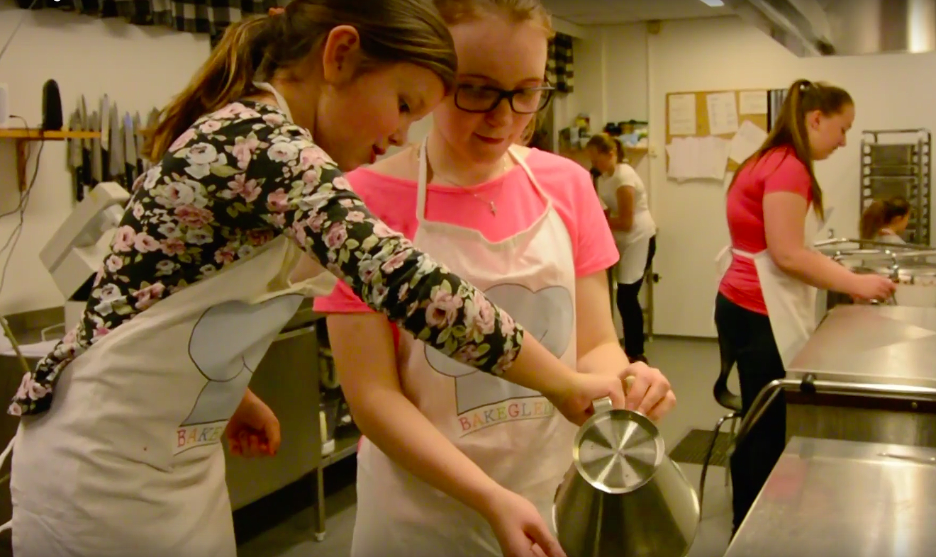 Bakeglede UB tilbyr bakekurs for barn. Alt i alt står fem elevar bak denne bedrifta. (Foto: Skjermdump, Bakeglede UBs reklamefilm)