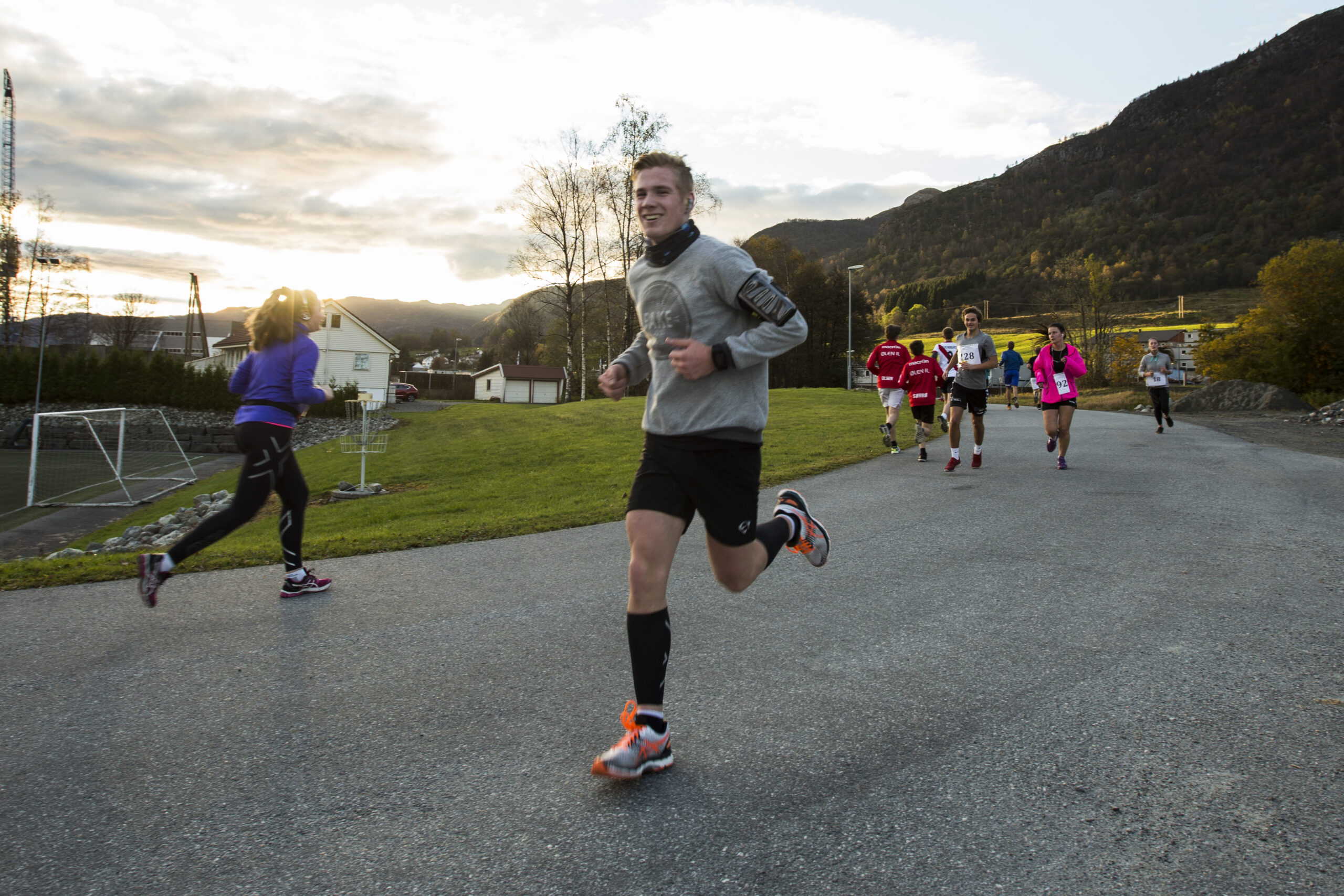 Både ungdommar og vaksne deltok i årets misjonsløp på Lundeneset. Her rundar Daniel Voster nok ein runde. Til saman kom det inn over 800.000 kroner. (Foto: Kees Andre Z. Fjellvang)
