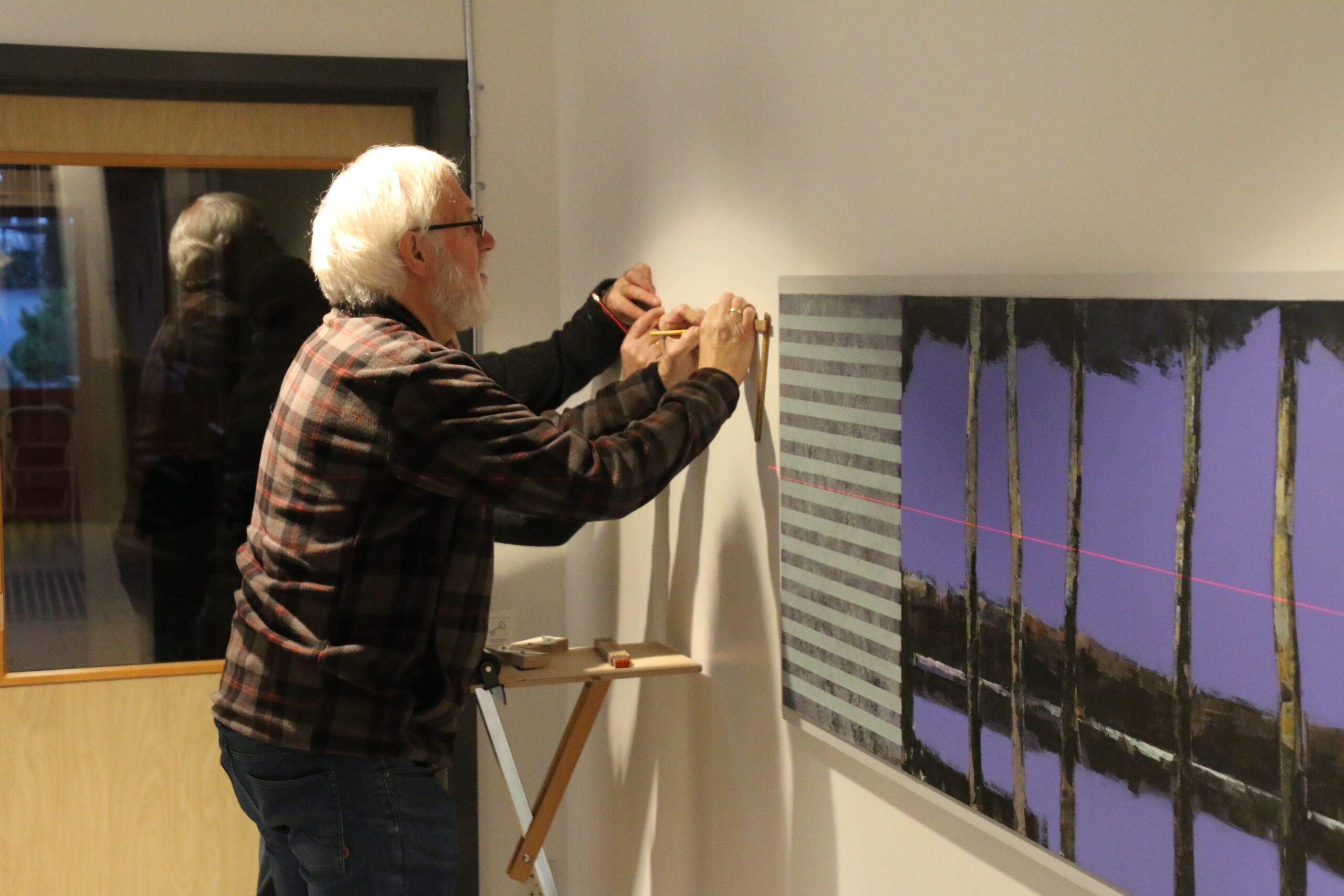 Per Flatøy har sytt for kunst i hallen i det nye tilbygget (Foto: Per Ølfarnes)