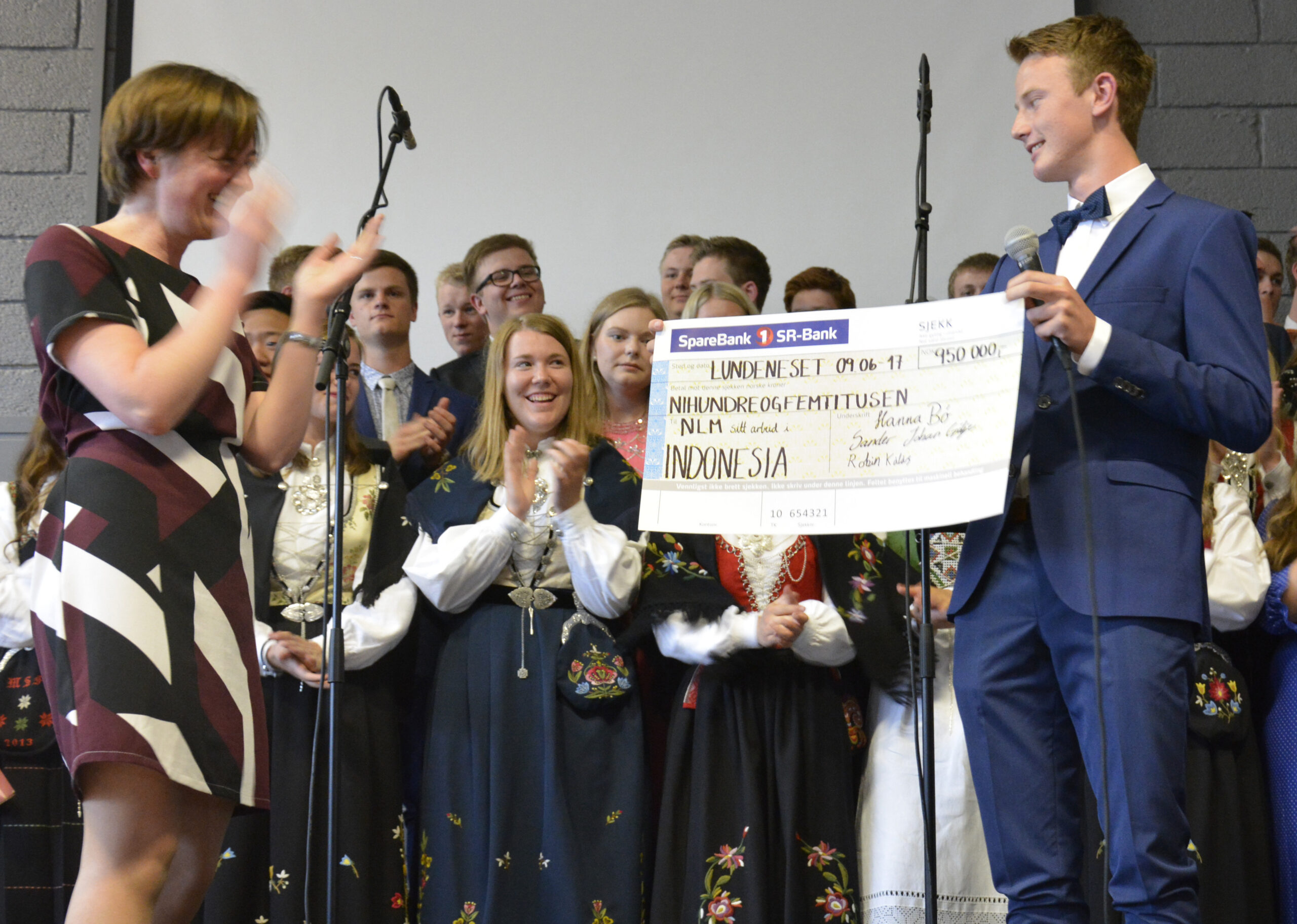 Høgtideleg overrekking av 950.000 til NLM sitt arbeid i Indonesia. Elise Haugland og prosjektsjef Sander Johan Gilje. Foto: Kåre Vignes.