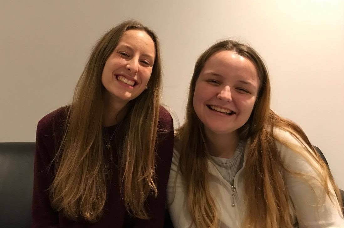 Både kjekt, spennande og utfordrande å vera med på LVS-team, synest Victoria og Rebecca. (Foto: Live Pundsnes)