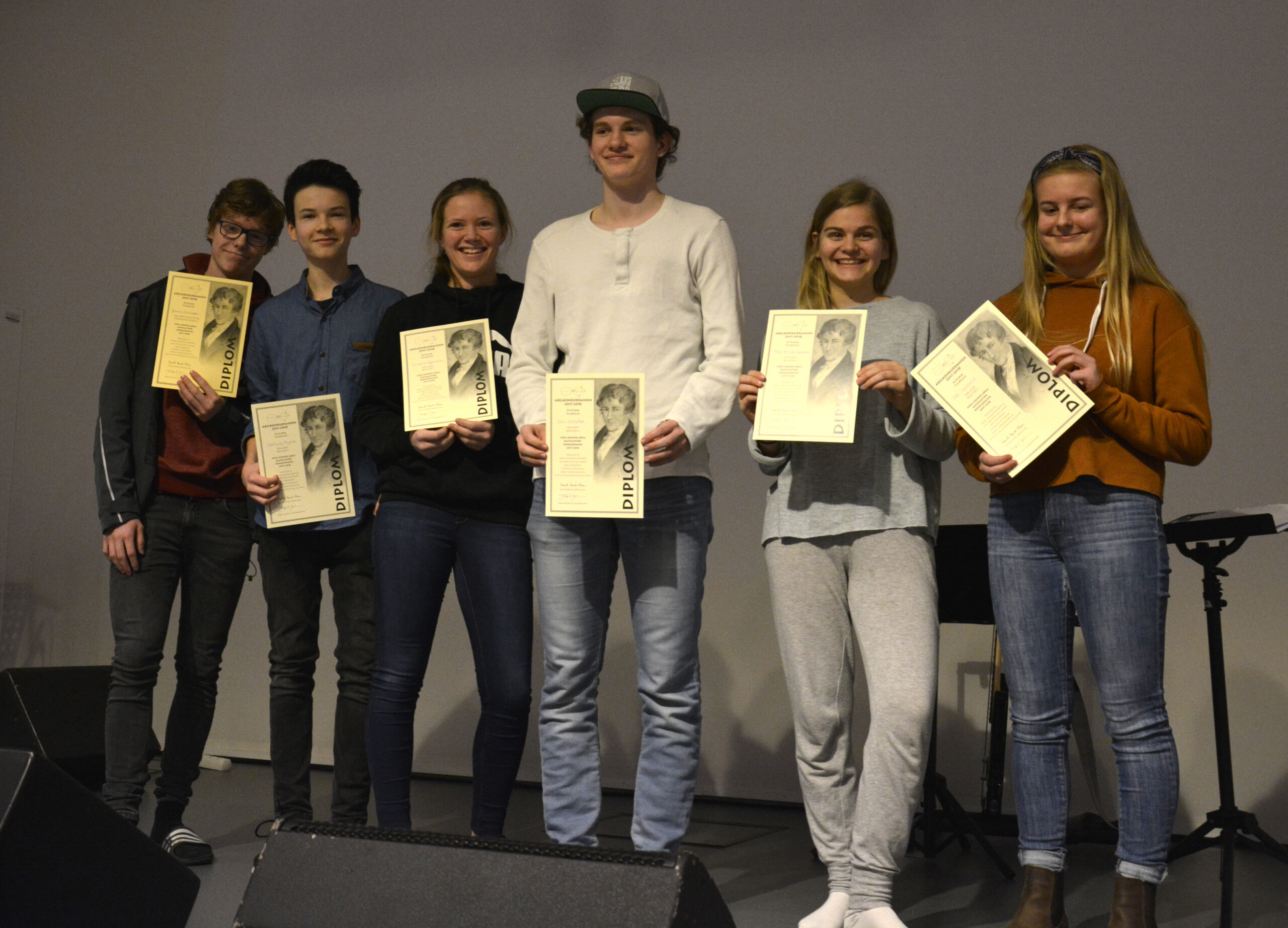 Utdeling av diplomar for gode resultat i Abelkonkurransen. Mathias var ikkje til stades under utdelinga. Foto: Anne Karine Stautland