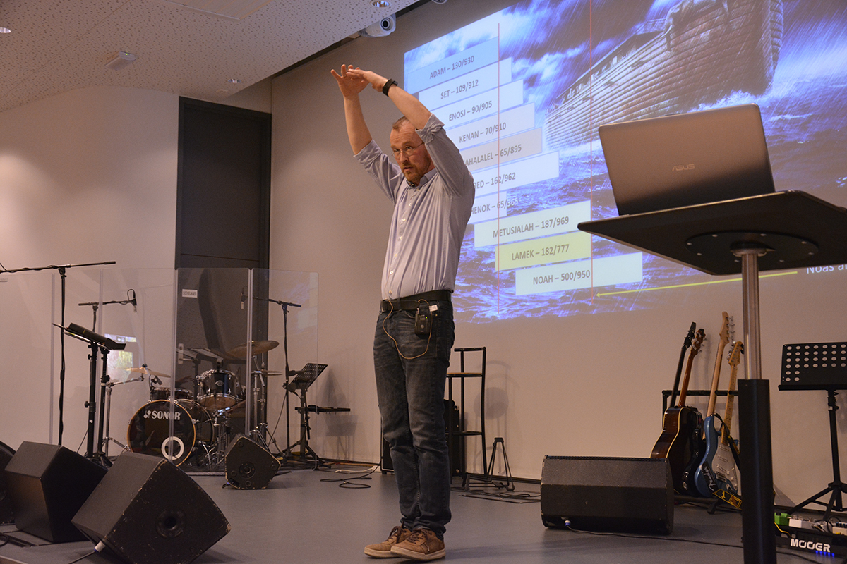 Prest Per Hjemdal tok elevane med på ei reise gjennom Bibelen. Foto: Anne Karine Stautland