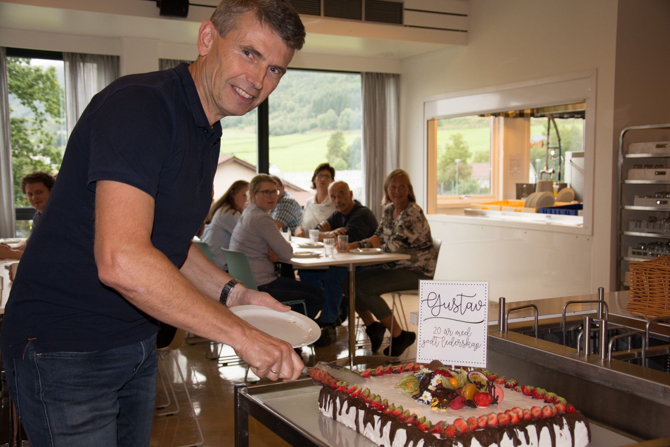 Gustav Løge Fosse har vore rektor ved Lundeneset  vgs i 20 år. Det blei markert med kake. Foto: Helge Johan Stautland