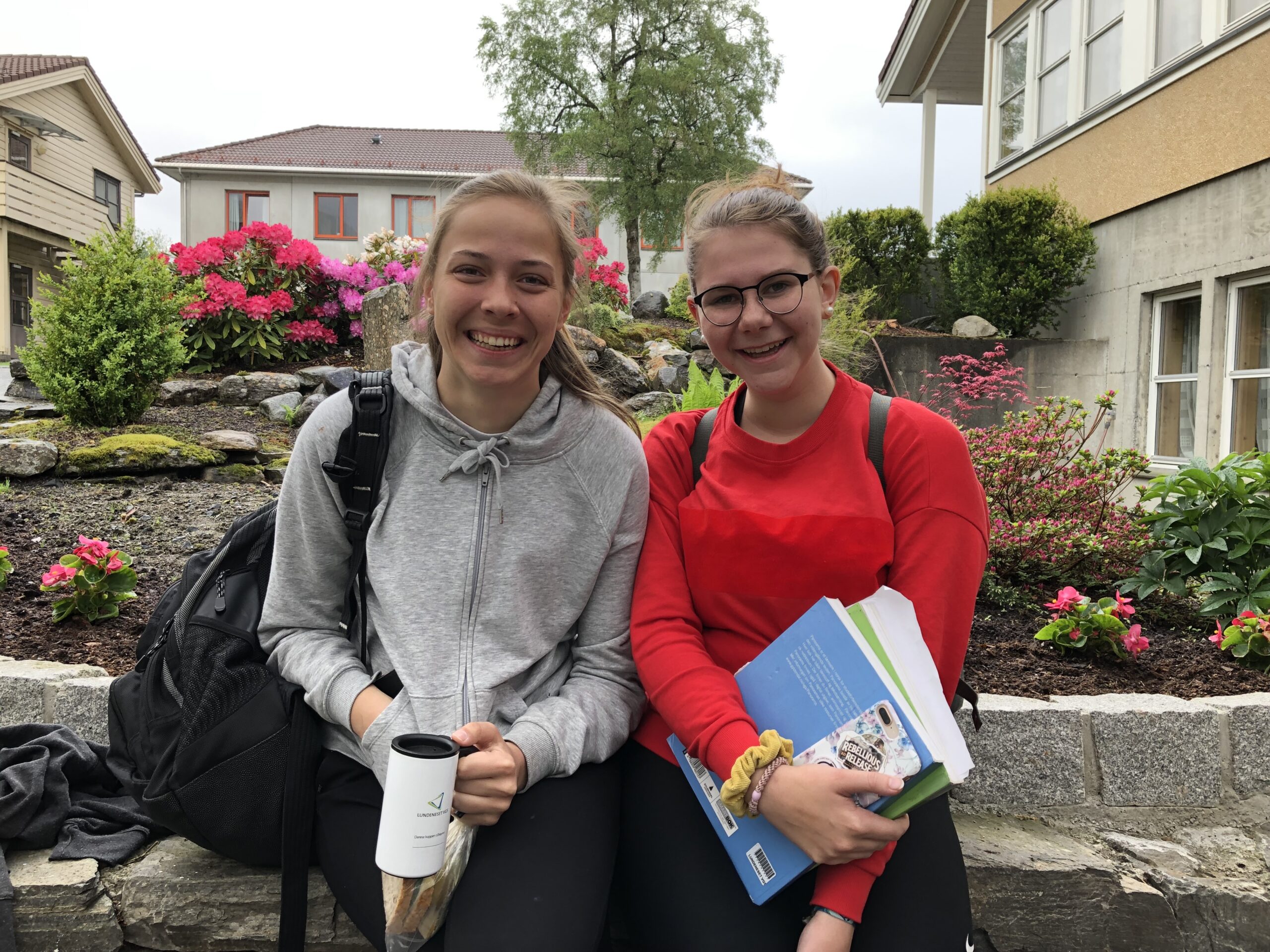 Hannah og Kristine er ved godt mot, men har grua seg ein del til eksamen i norsk hovudmål. Foto: Helge Johan Stautland