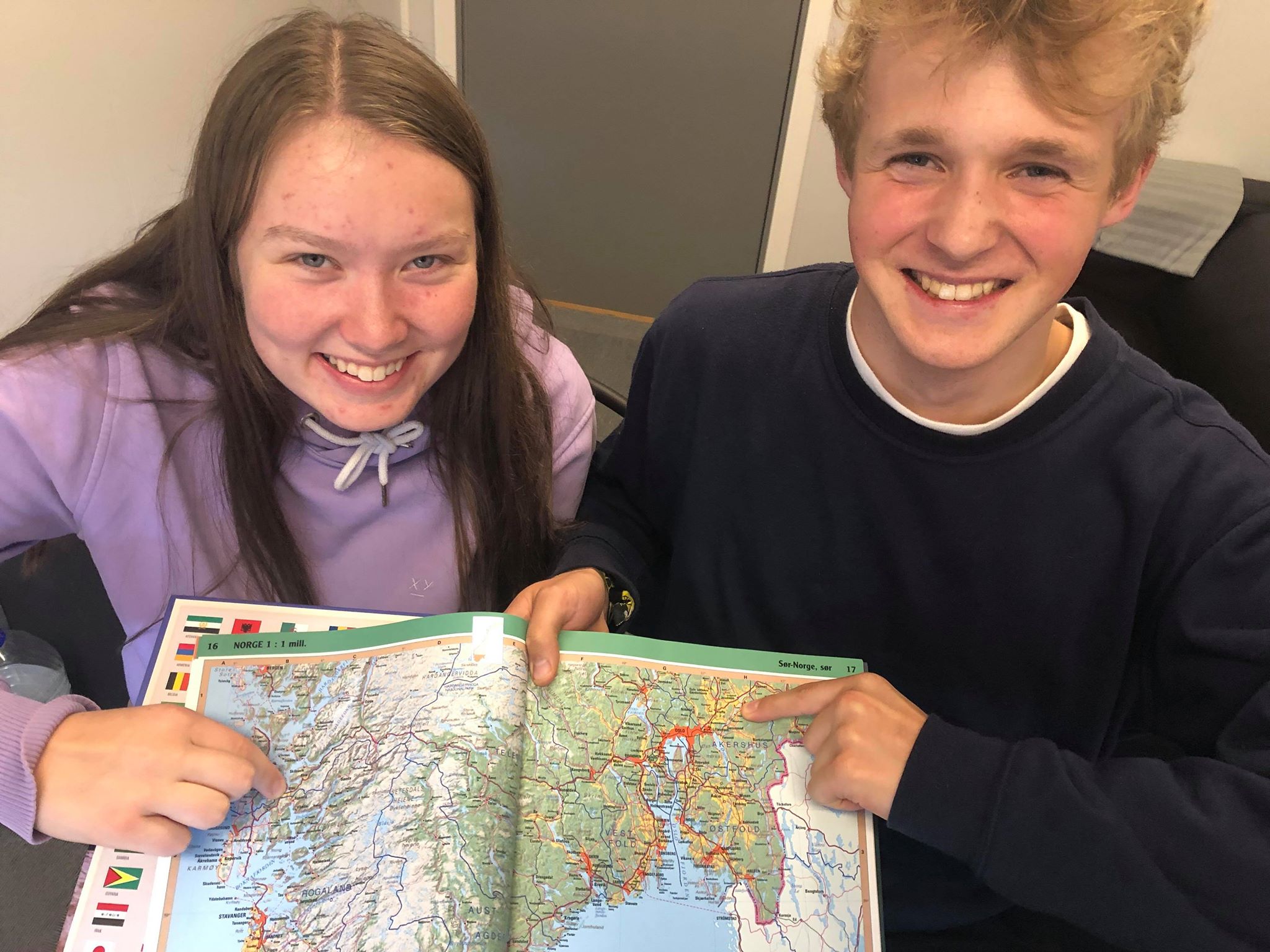 Lea og David er flinke i geografi. Her peikar dei på heimstad og skulestad. 