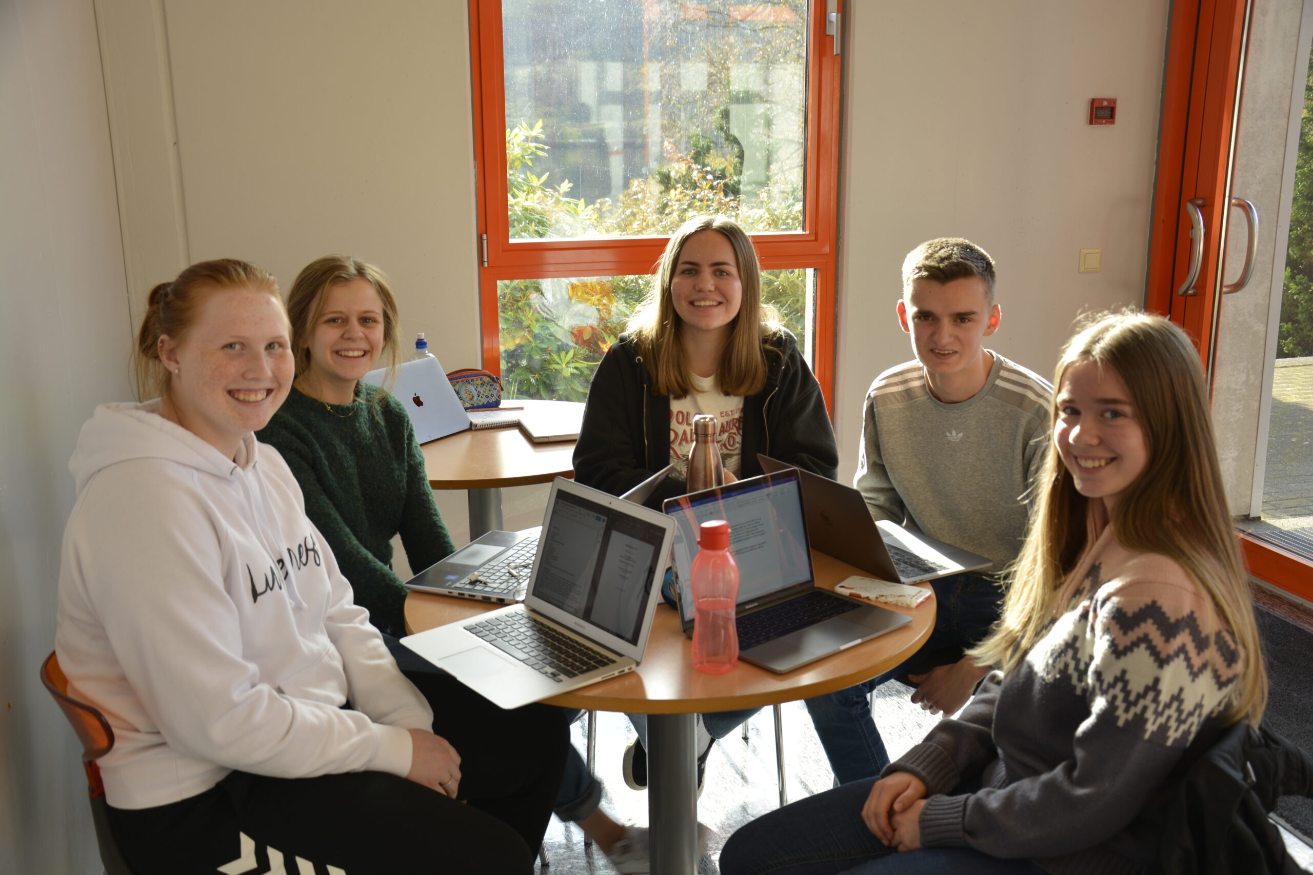 Olina, Ragnhild, Marielle, Espen og Camilla i Markd UB designar logo og utarbeidar forretningsplan til den nyoppstarta bedrifta si.