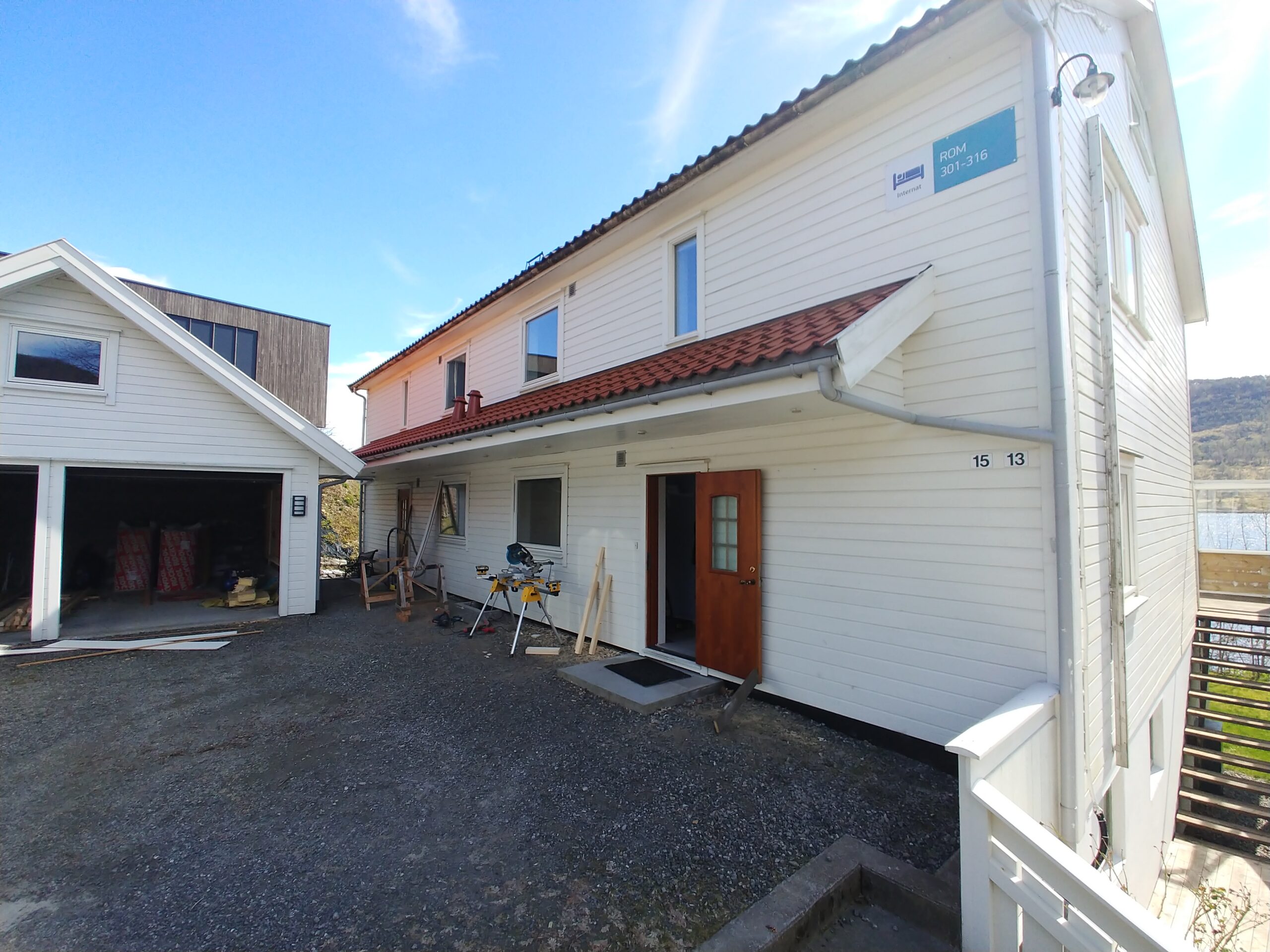 Internat 150-s og personalbolig 13 har fått nytt navn; 300-s. Det blir to deler, 300 Vest og 300 Øst. Bak hver inngangsdør er det foreløpig 6 rom og 10 sengeplasser.