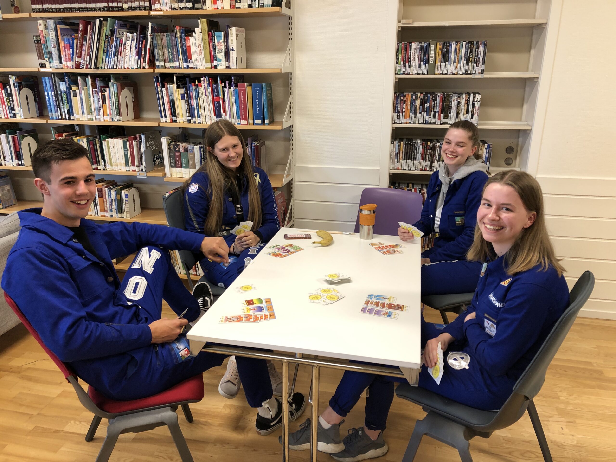 Martine L. Nilsen, Sondre Guggedal, Svanhild Frette, Berit Karoline A. Økland slappar av med kortspel etter endt skuledag.