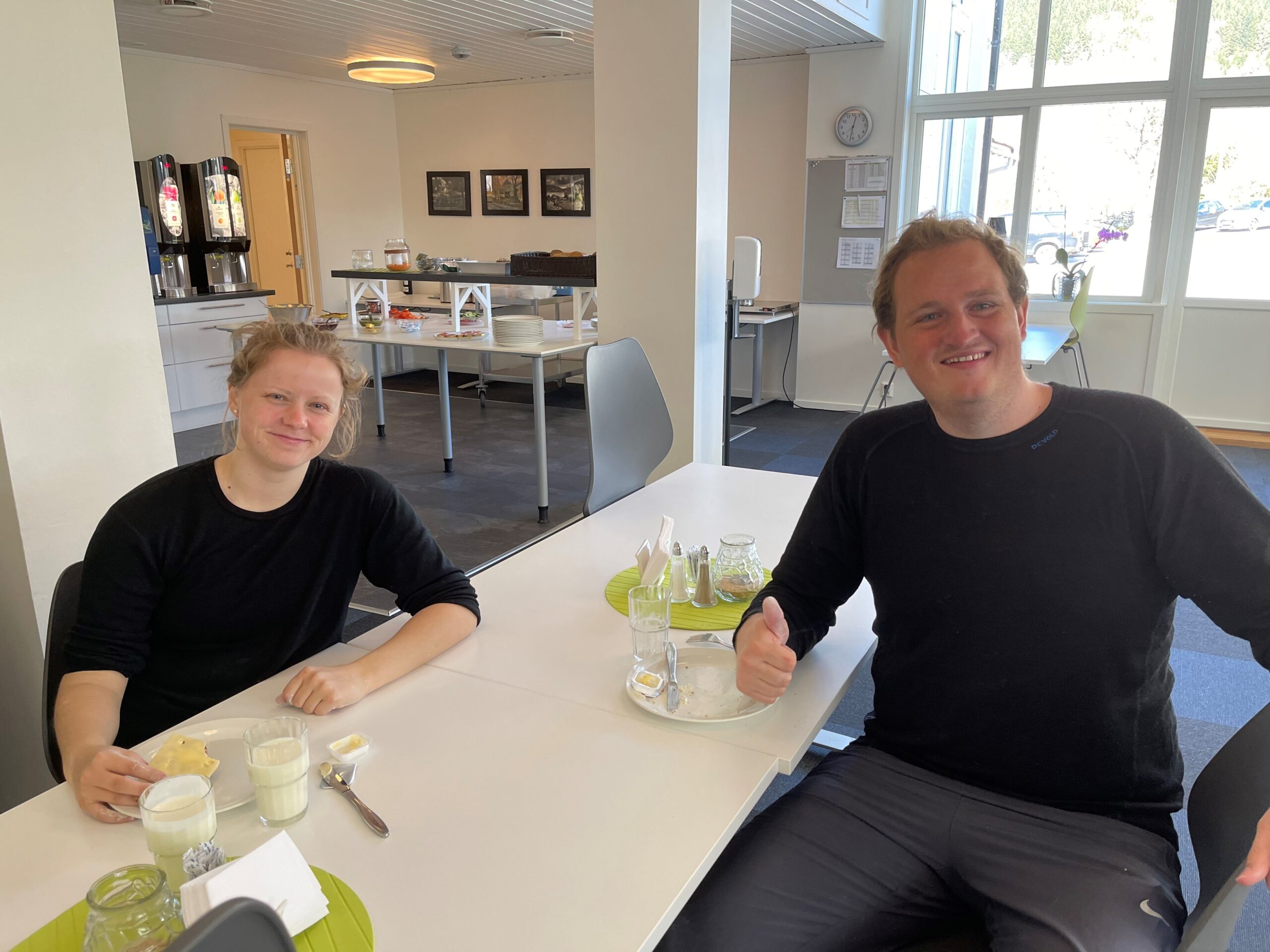 Lundeneset sine miljøarbeidarar skuleåret 20-21: Hennie Marthea og Magnar. (Foto: Mari H. Sunde)