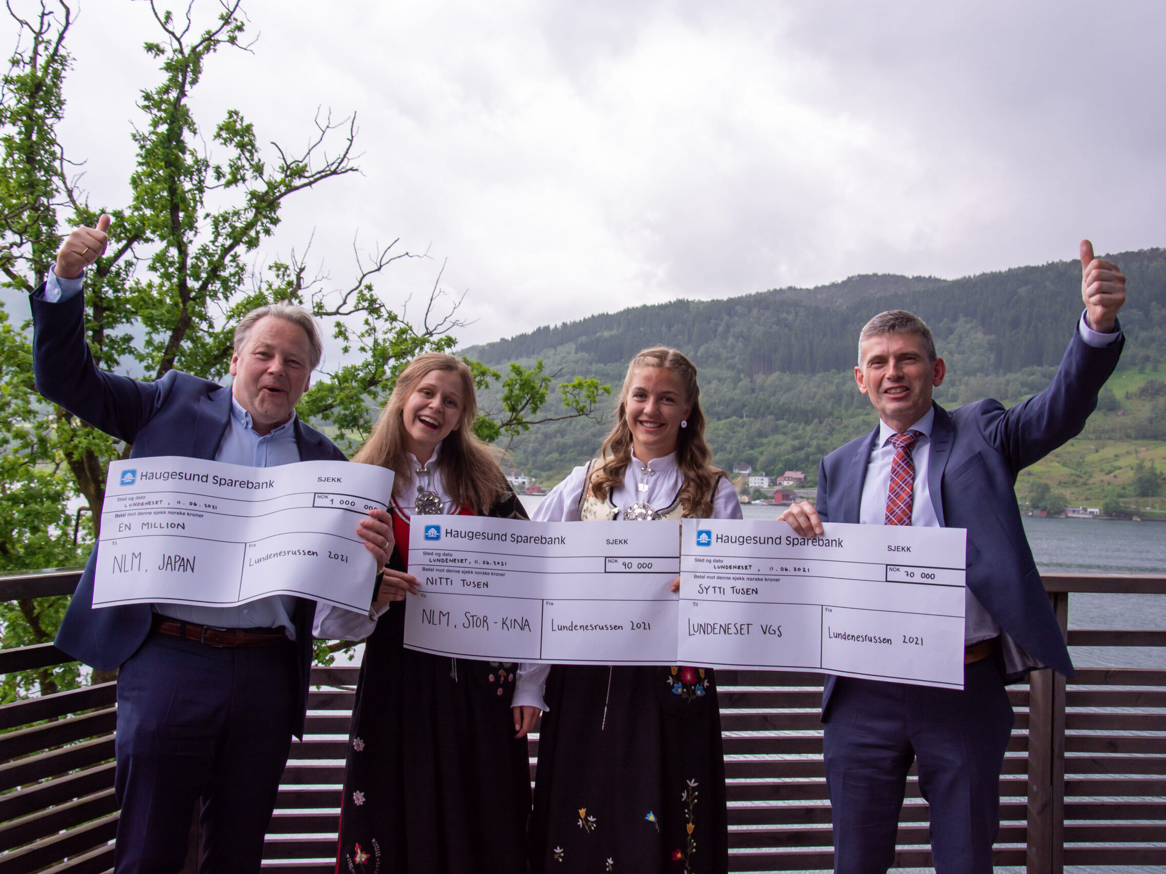 Foto: Lundenesrussen med sjekkar både til Misjonssambandet sitt arbeid i Japan og Stor Kina, og til Lundeneset. F.v.: Raymond Bjuland (leiar NLM), Ragnhild Kallestad (prosjektsjef, russen), Mathea Aarsland (russepresident) og Gustav Løge Fosse (rektor, Lundeneset) Foto: Helge Johan Stautland