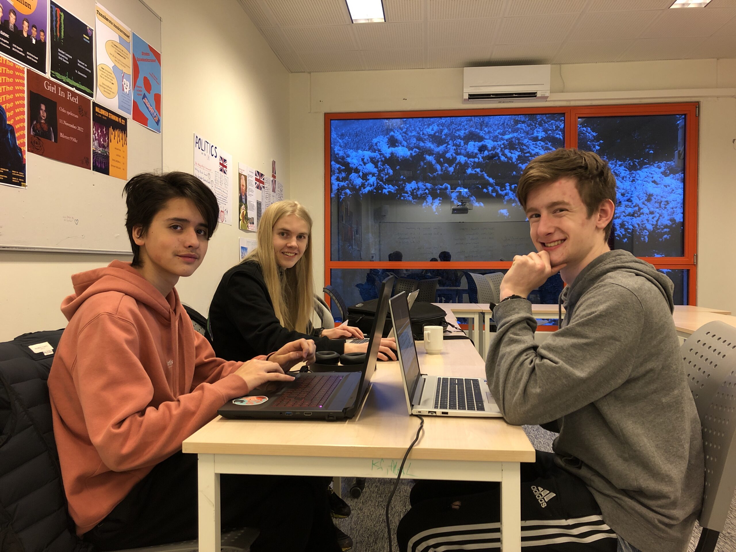 Jan Elias, Julian og Nickolai er godt i gang med sin ide på innovasjonscampen til Lundeneset.