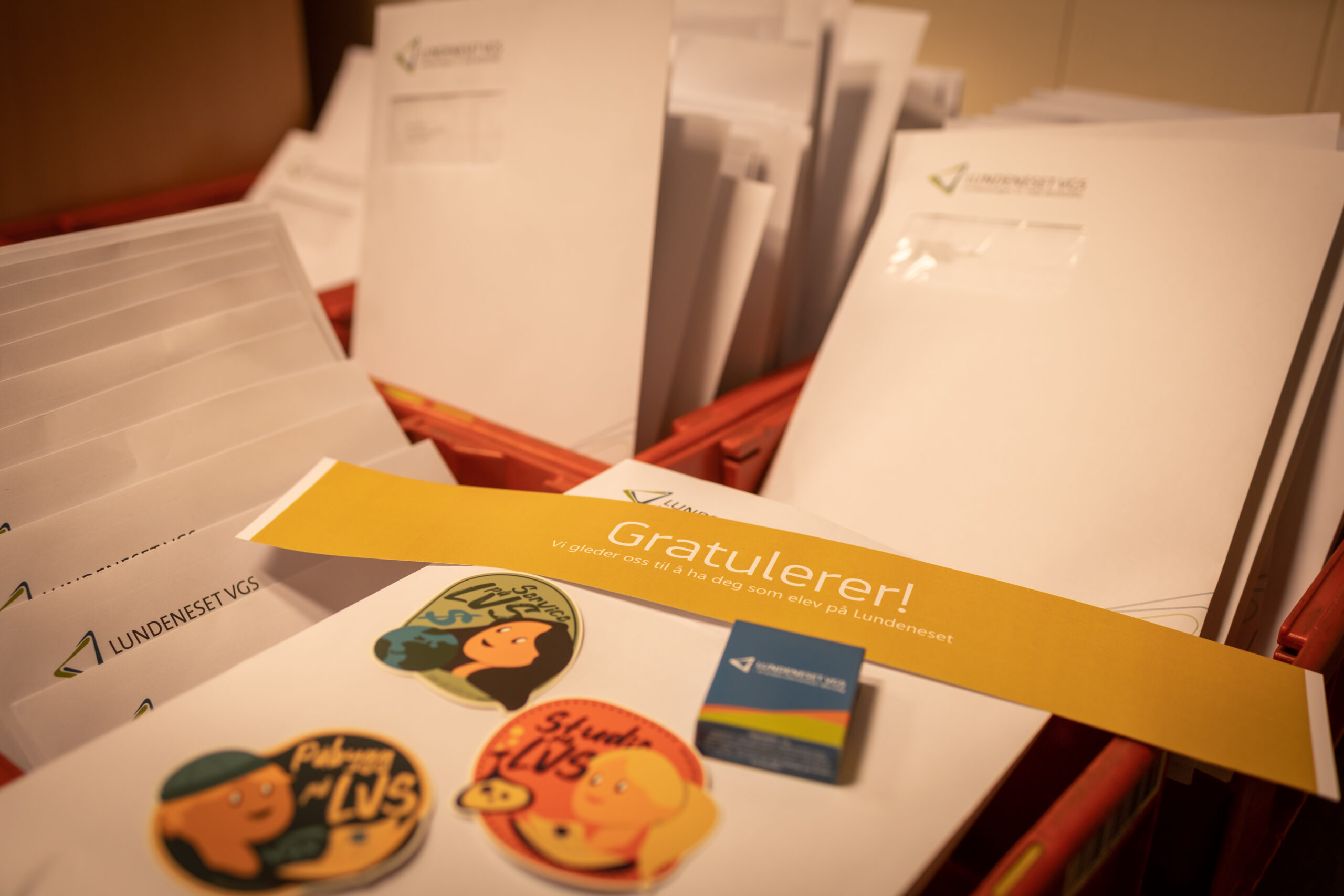 Mange får svarbrev frå Lundeneset i desse dagar.