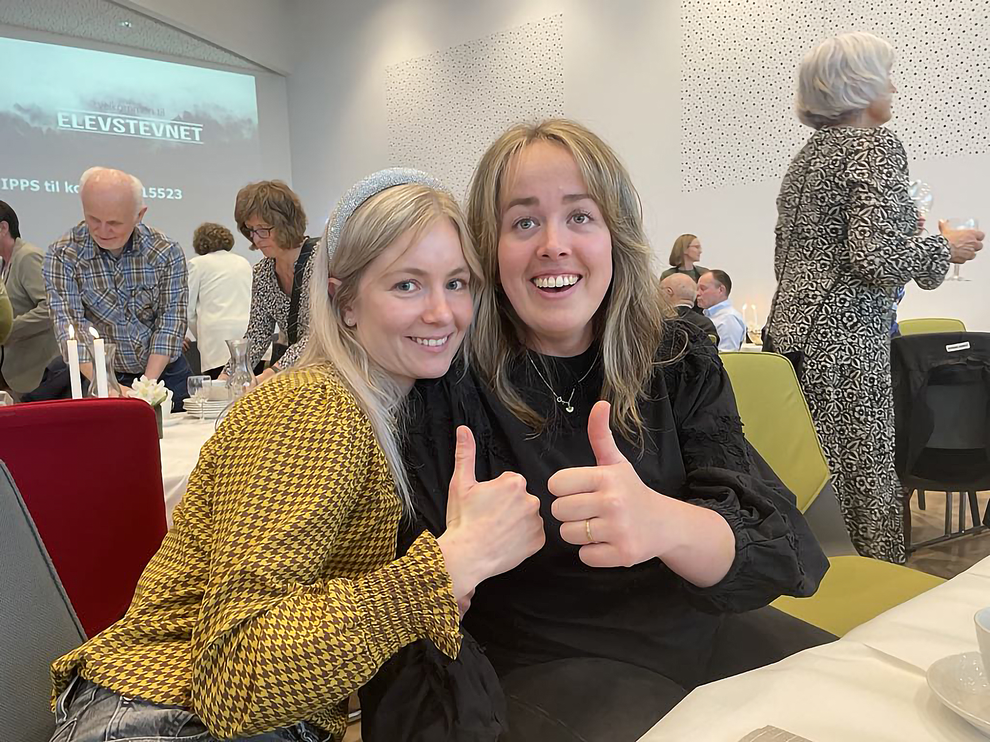 Silje Grimstad (t.v.) og Marta Tengesdal på elevstevnet i fjor. - Veldig kjekt å treffe igjen folk man ikke har sett på en stund, mener Silje. (Foto: Privat)